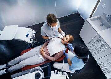 Klinika stomatologiczna to implanty na najwyższym poziomie. Wszczepianie implantów to współpraca zespołu: chirurg szczękowy, periodontolog i pracownia RTG w tym tomografia komputerowa. implanty, implanty stomatologiczne, klinika stomatologiczna, chirurg szczękowy, endodonta, periodontolog, stomatolog, protetyka, dobry protetyk, protetyka, tomografia komputerowa, panorama zębów, pantomografia