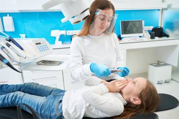 Strach przed dentystą może prowadzić do unikania wizyt a przez to do rozwinięcia się powaznych problemów z uzębieniem