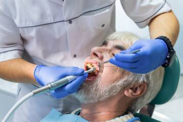 Regularne wizyty u dentysty lub periodontologa pozwalają uniknąć chorób przyzębia. Regularne wizyty u dentysty lub periodontologa pozwalają uniknąć chorób przyzębia.