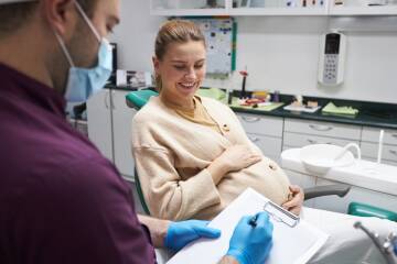 jak dbać o zęby w ciąży? ATJ Stomatologia Łódź