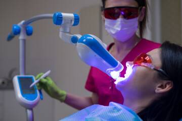 Zastosowanie laseroterapii przyspiesza leczenie i powoduje, że jest ono bardziej komfortowe dla pacjenta - ATJ stomatologia Zastosowanie laseroterapii przyspiesza leczenie i powoduje, że jest ono bardziej komfortowe dla pacjenta - ATJ stomatologia